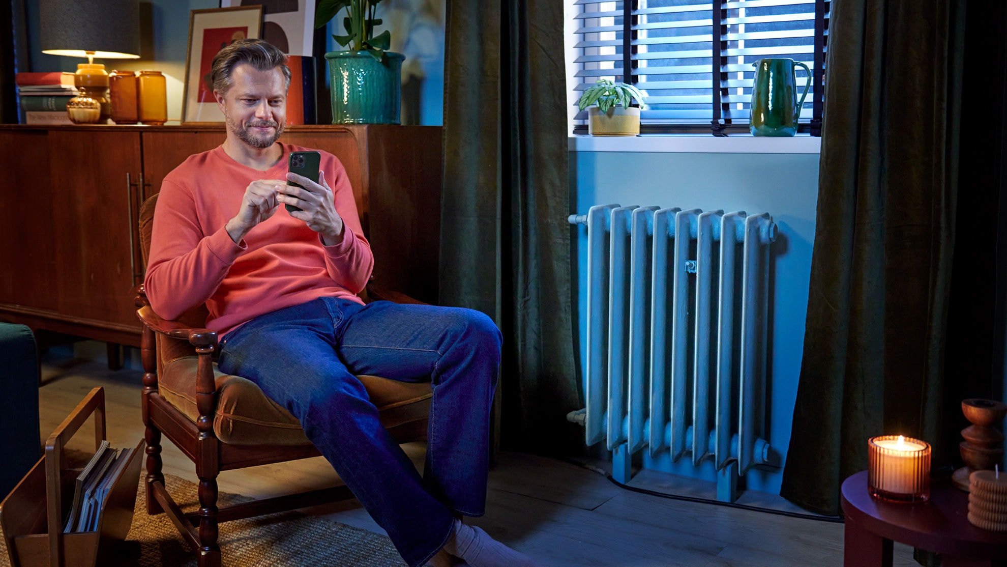 En mand bruger Onecta-appen til at betjene sin luft-til-vand varmepumpe