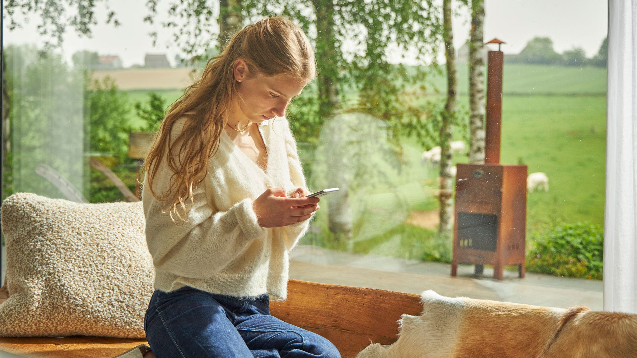 En kvinde kigger på støtteordninger på sin smartphone