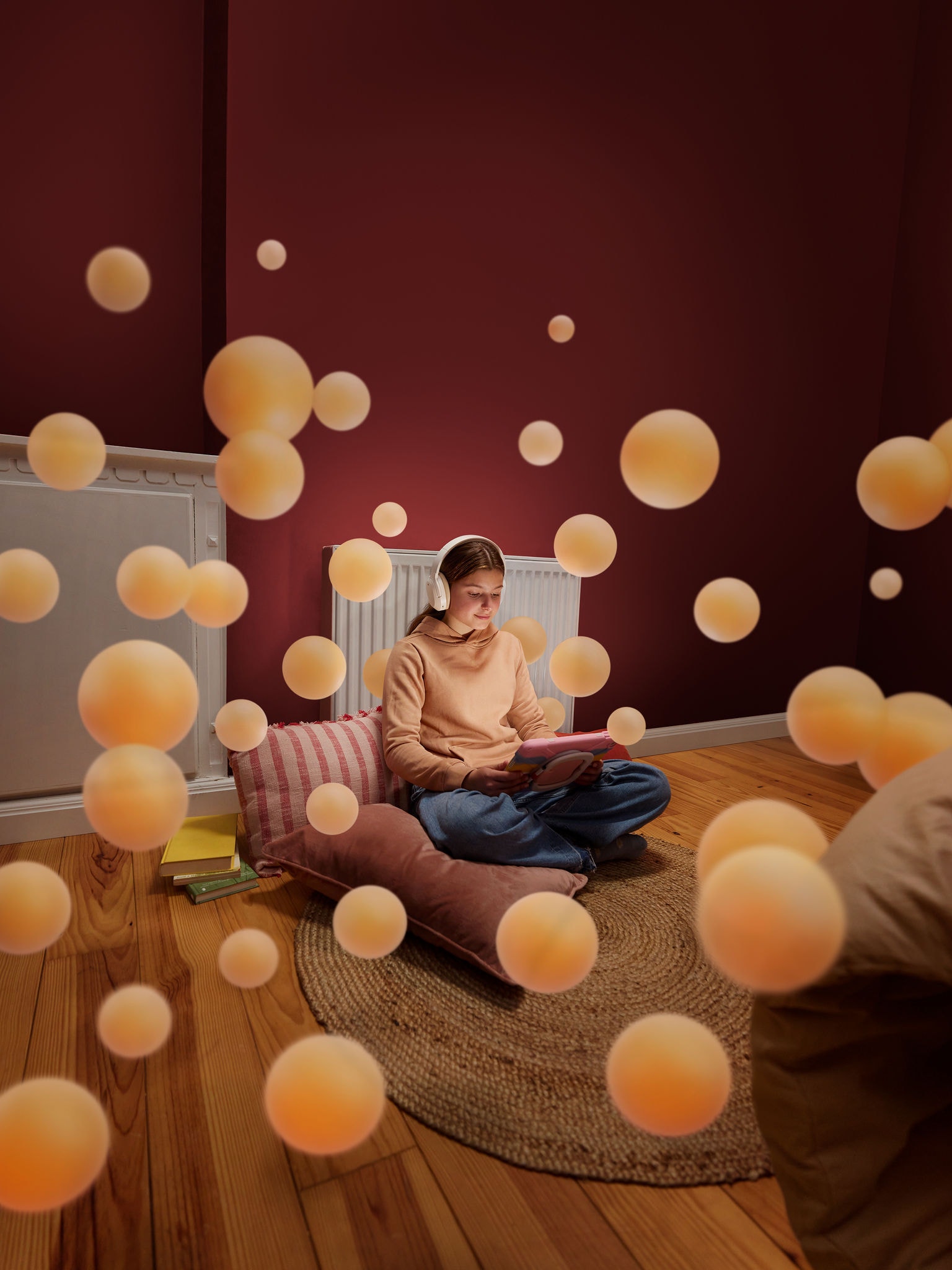 En pige læser i et hyggeligt rum med varme gulve og perfekt indetemperatur