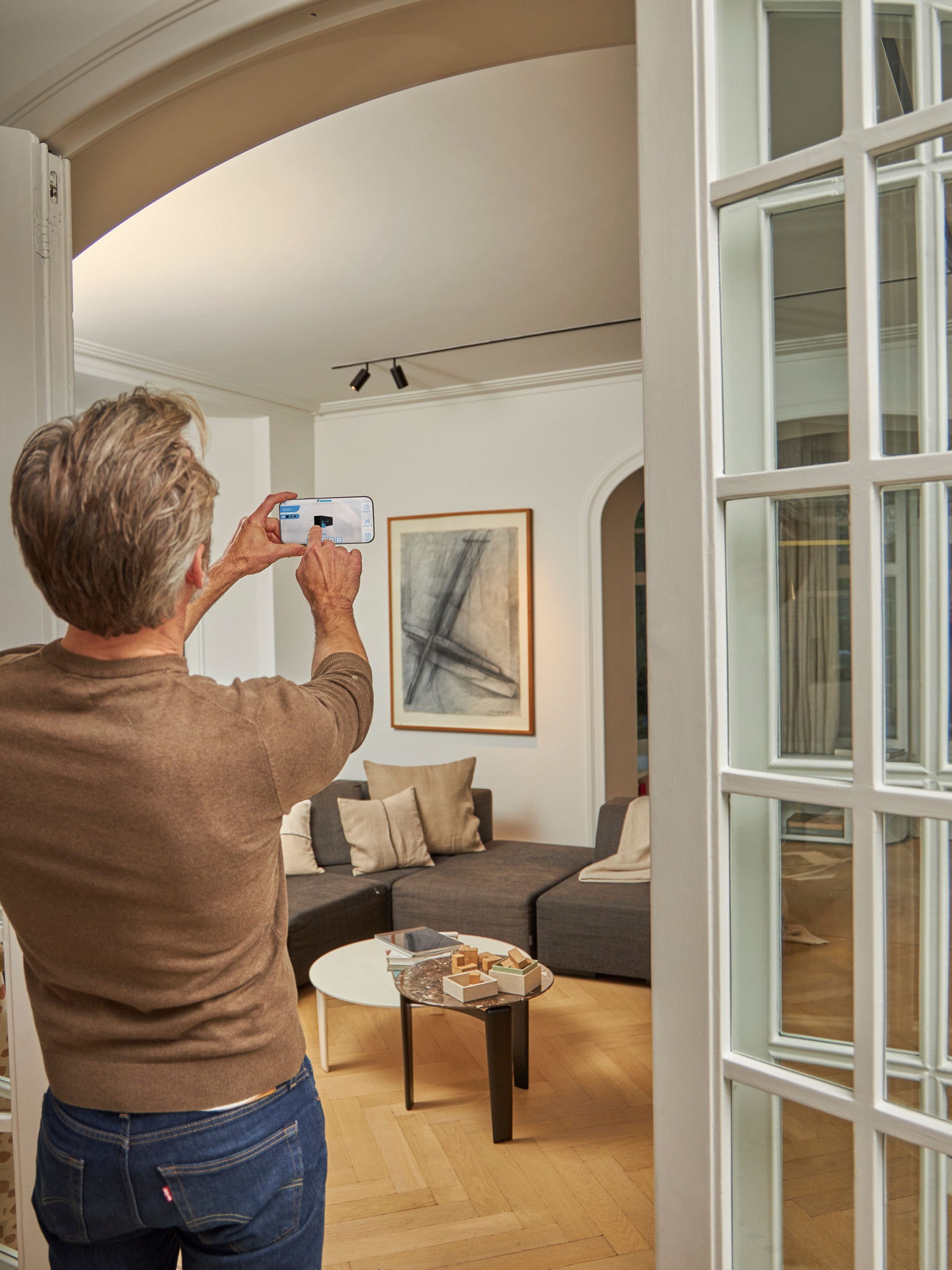 En mand bruger appen til at se sit hus i 3D