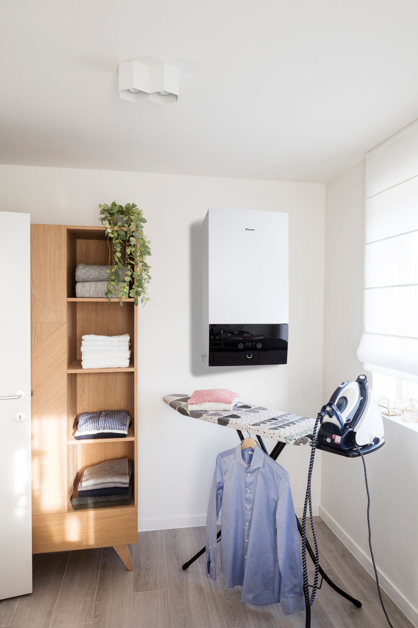 Daikin Altherma indendørsenhed installeret i et bryggers og forbundet med solpaneler