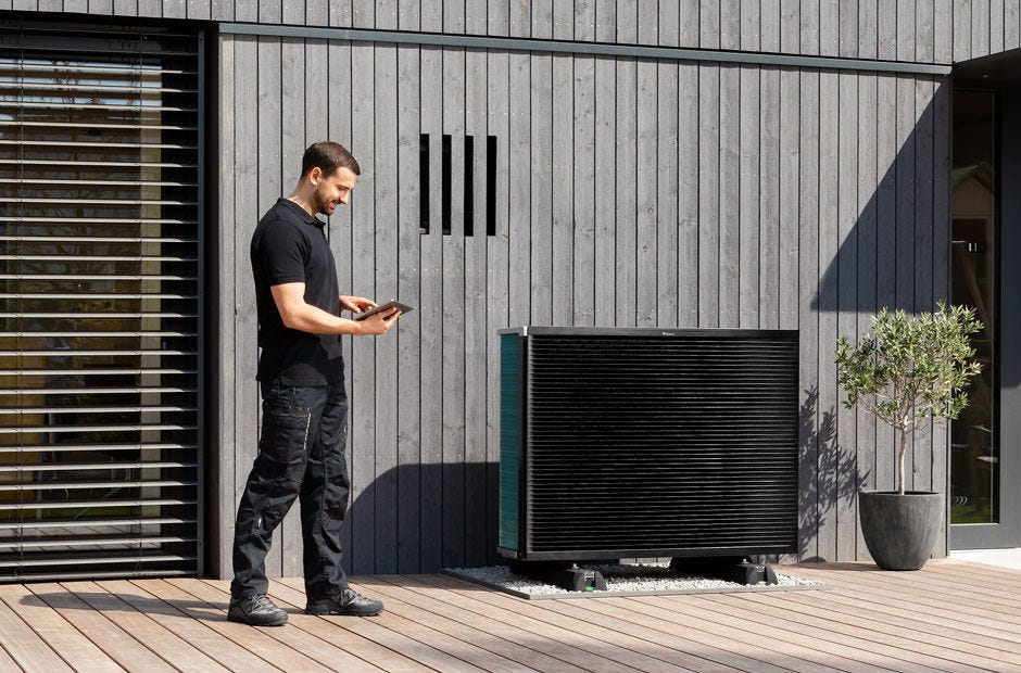 Installatør med Daikin Altherma udendørsenhed