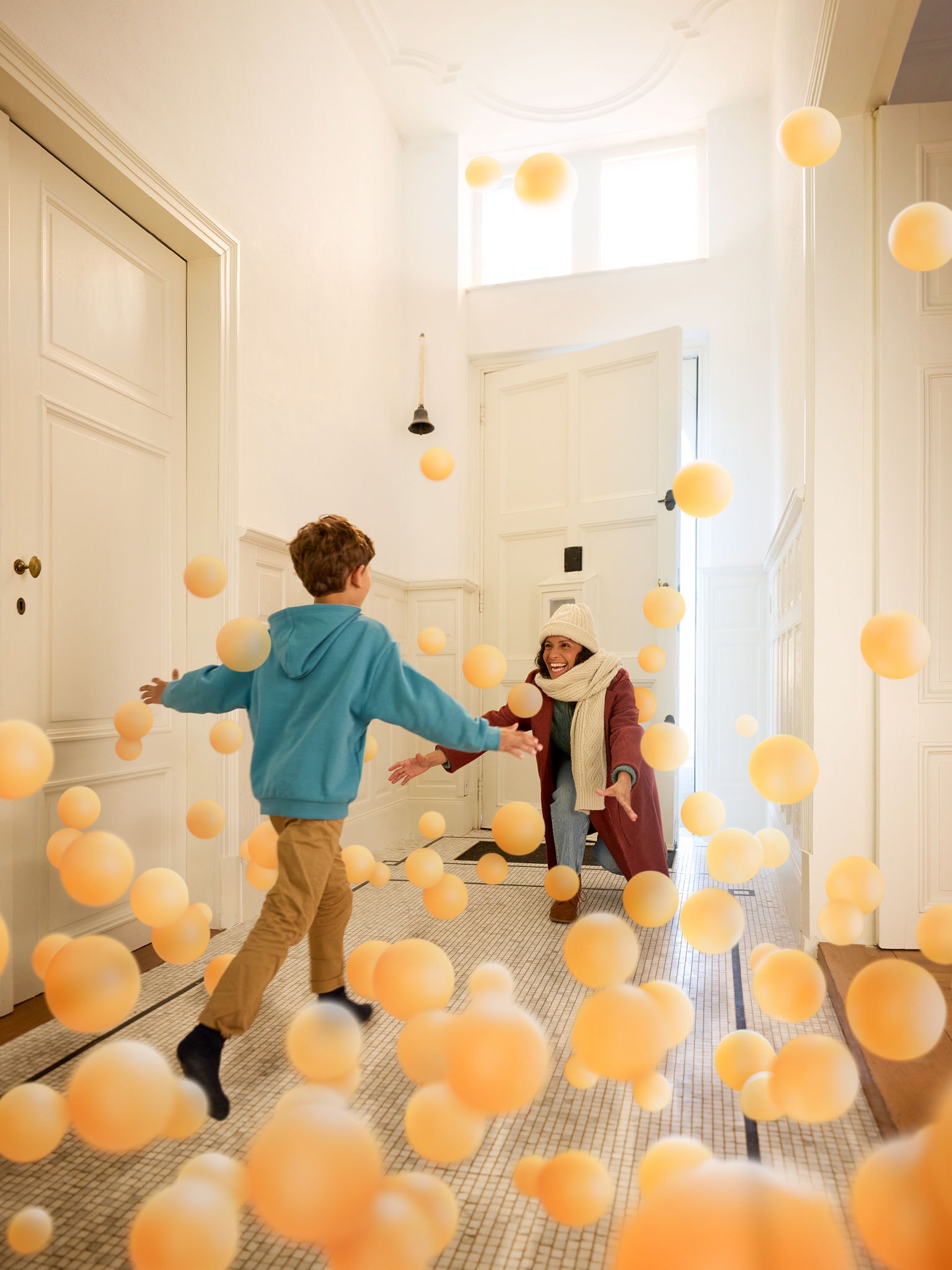 En søn omfavner sin mor i en hyggelig gang, hvilket symboliserer den komfort, varme og usynlige virkning fra ren, perfekt afbalanceret indendørs luft fra Daikin