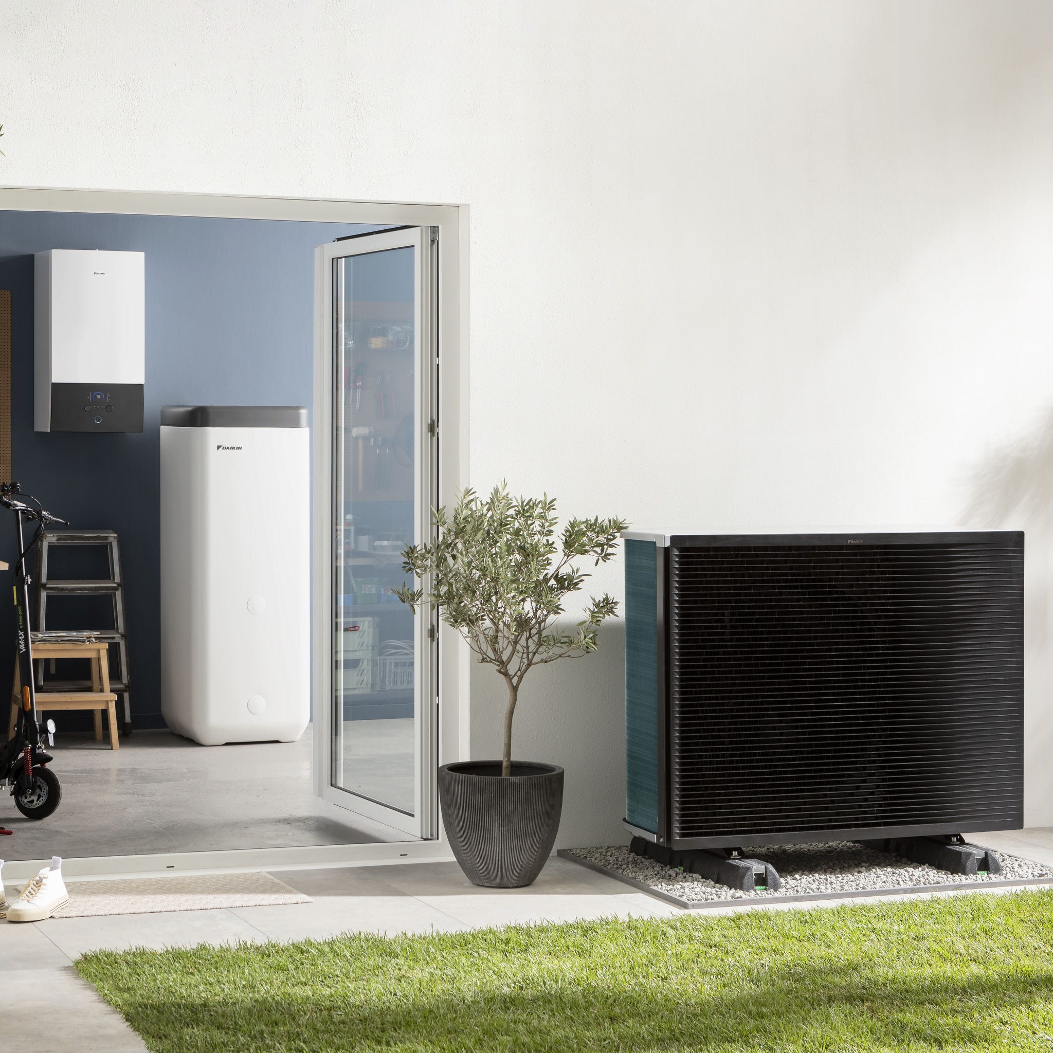 Udendørsenhed til varmepumpe i en have