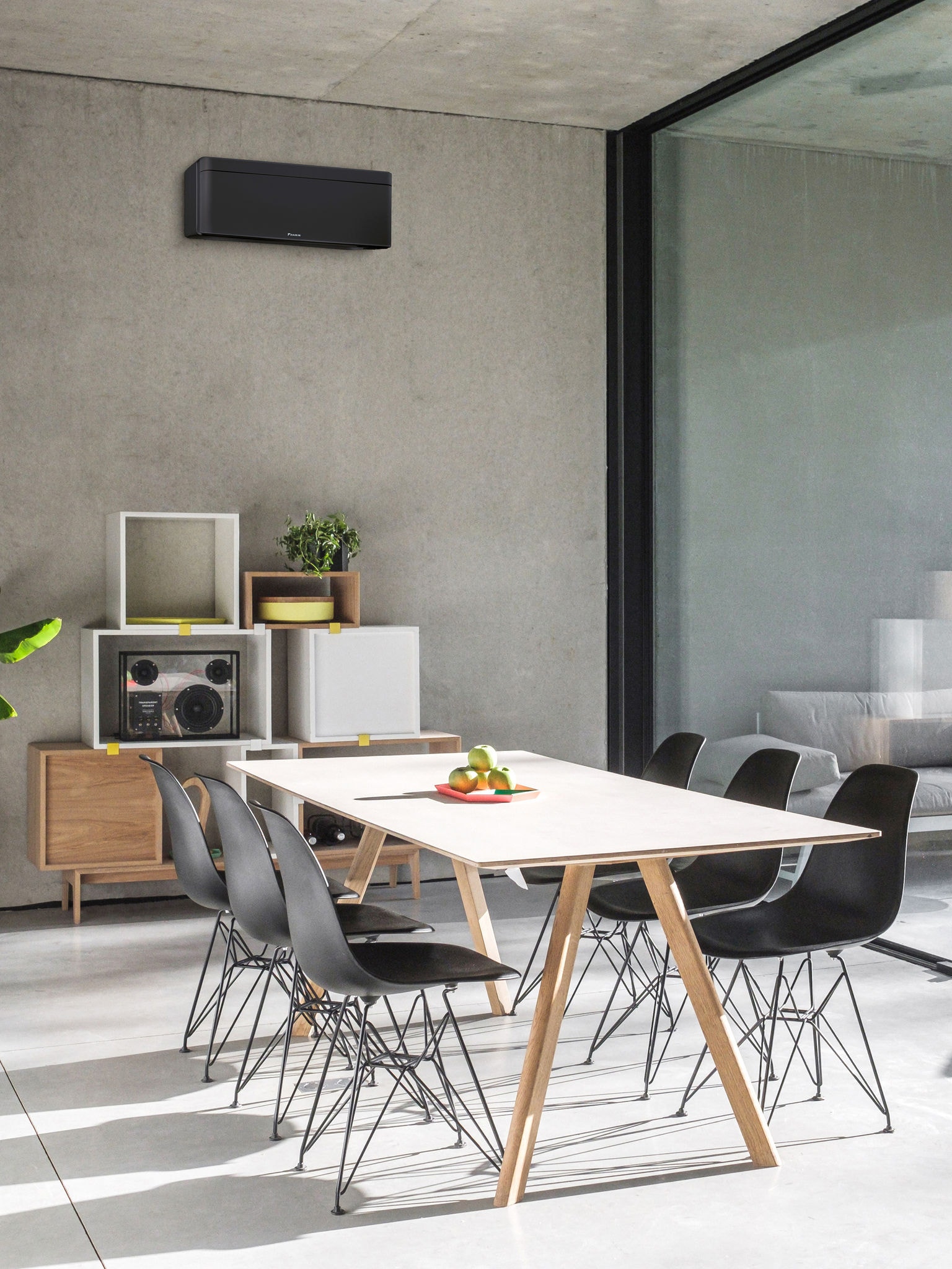 Stue med et stort vindue og en vægmonteret luft-til-luft varmepumpe.