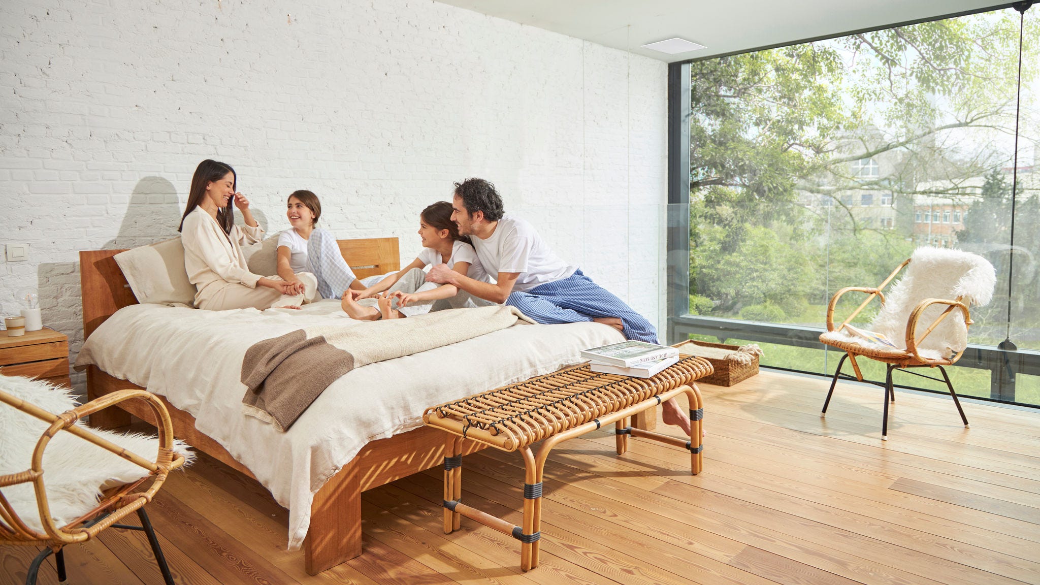 En familie på fire nyder deres soveværelse med god ventilation.