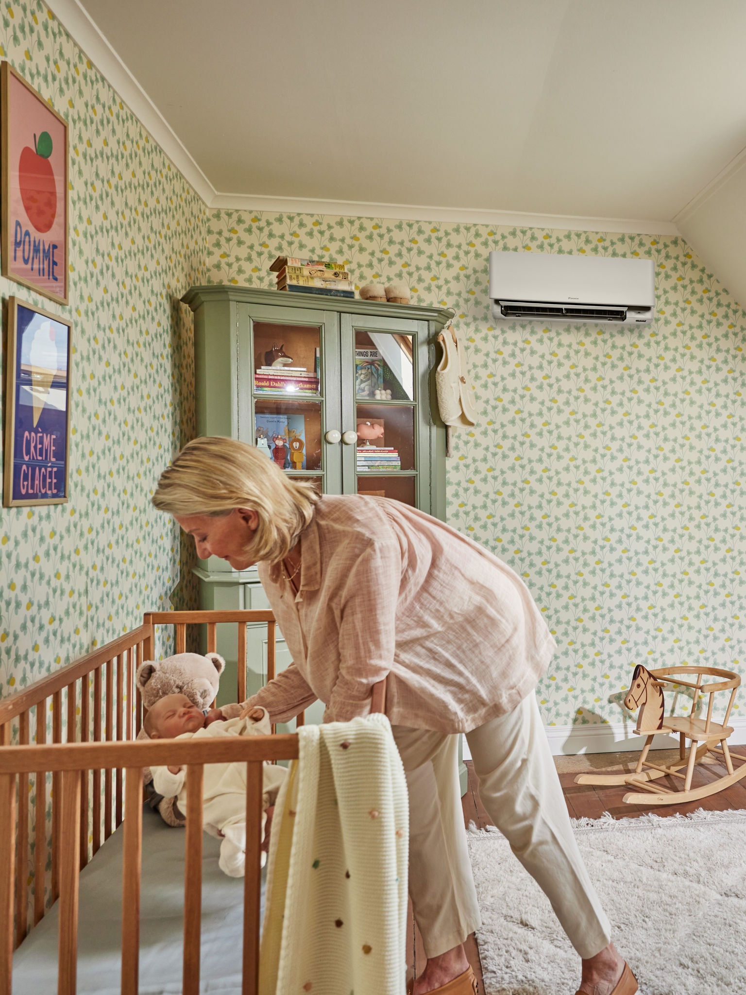 En mor putter sit barn om aftenen