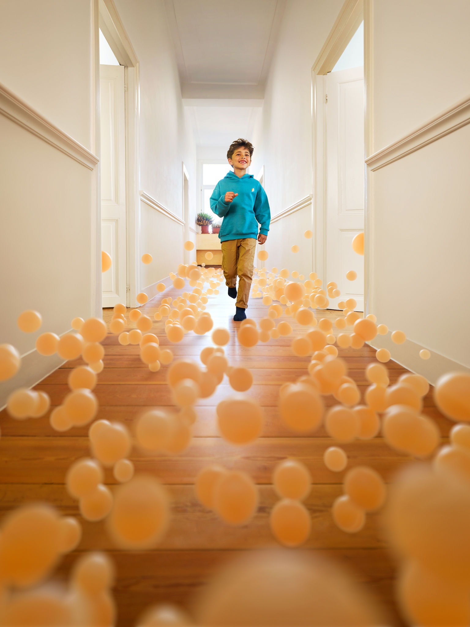 En dreng løber ned ad gangen i et hus med perfekt temperatur