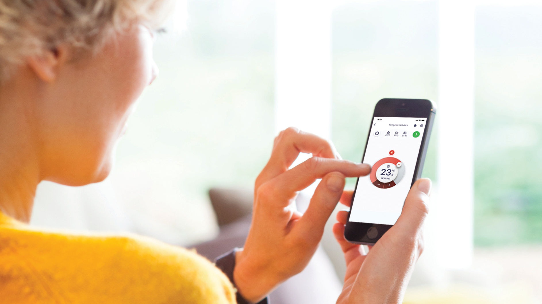 En kvinde bruger Onecta-appen på sin smartphone.