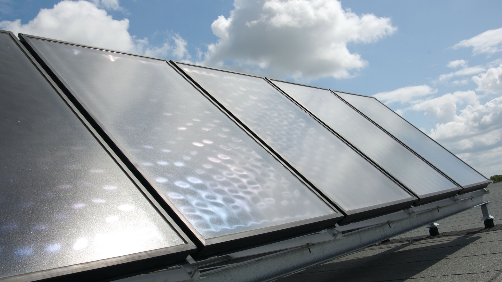Solpaneler installeret på et taget og forbundet til Daikin varmepumpe for at opnå synergieffekter og spare penge
