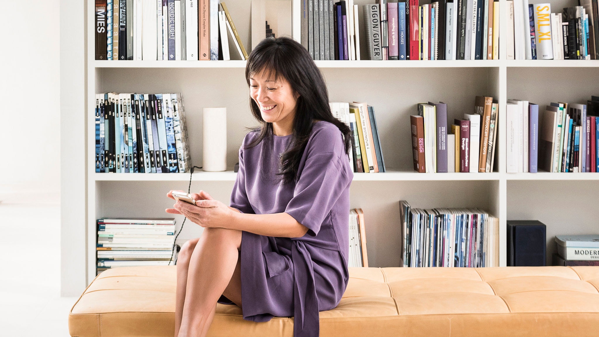 En kvinde bruger Onecta-appen til at betjene opvarmning, køling og varmt vand i sit hjem.