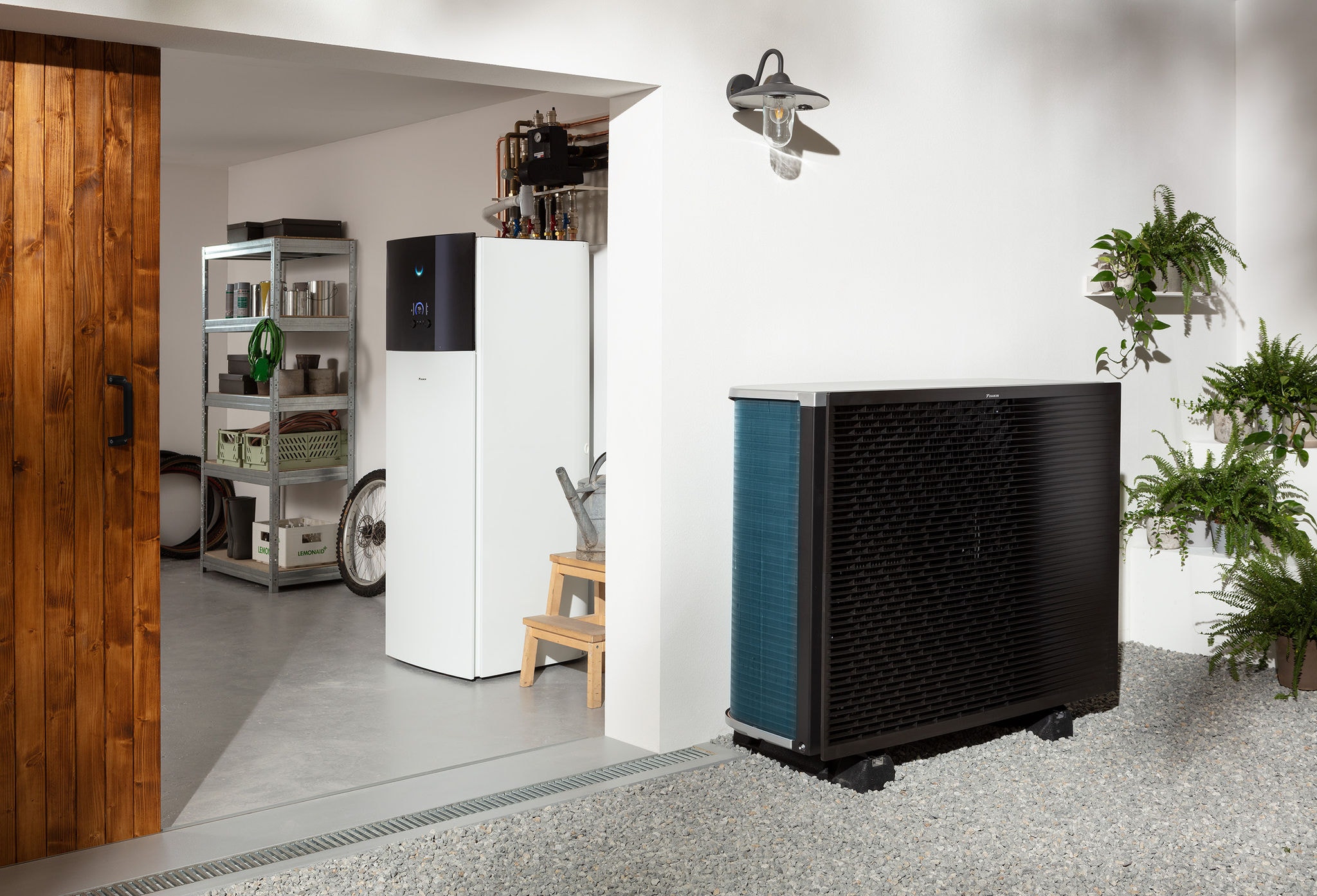 Daikin Altherma varmepumpe installeret i et opbevaringsrum