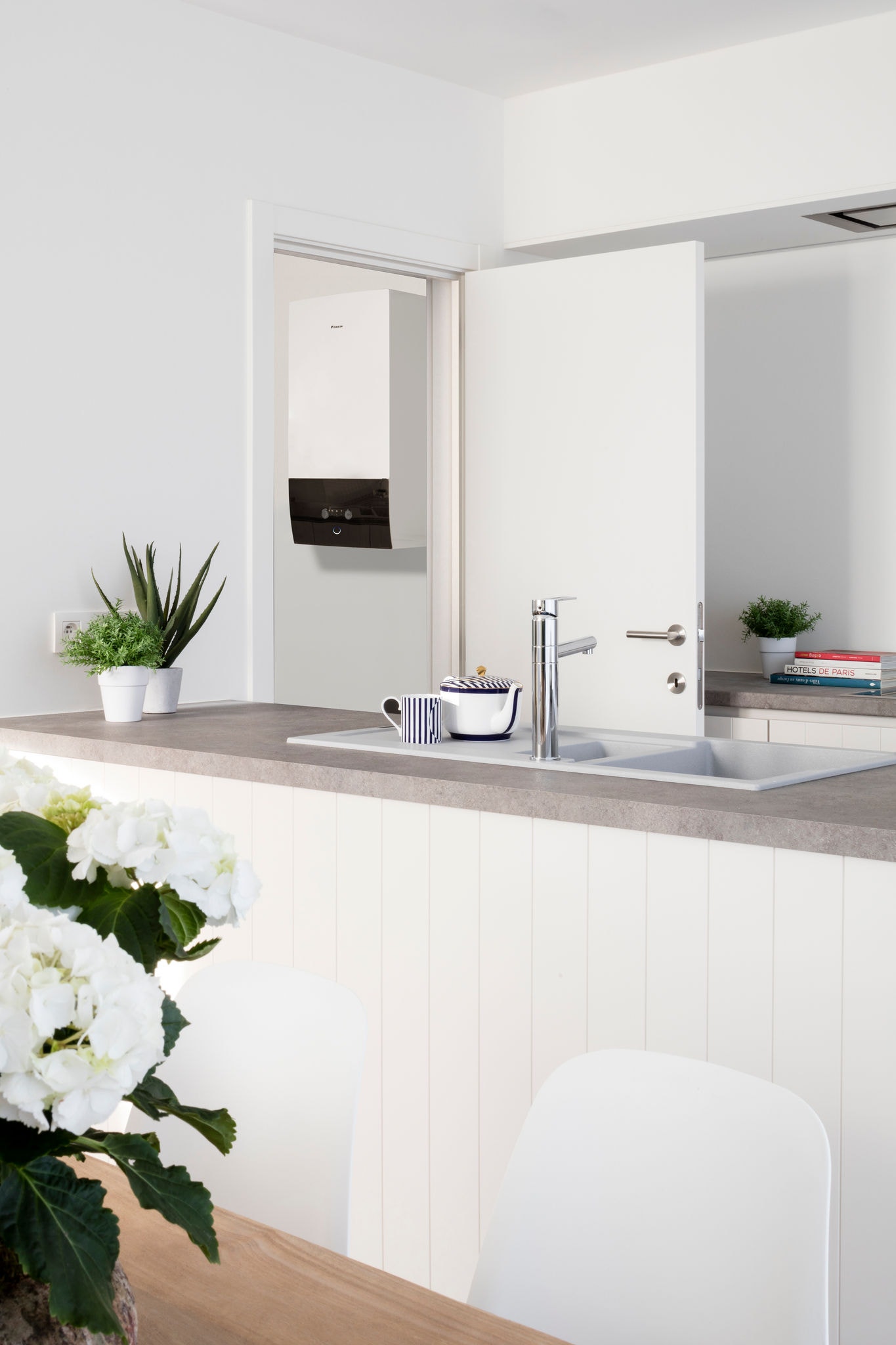Daikin Altherma luft-til-vand varmepumpe i et bryggers.