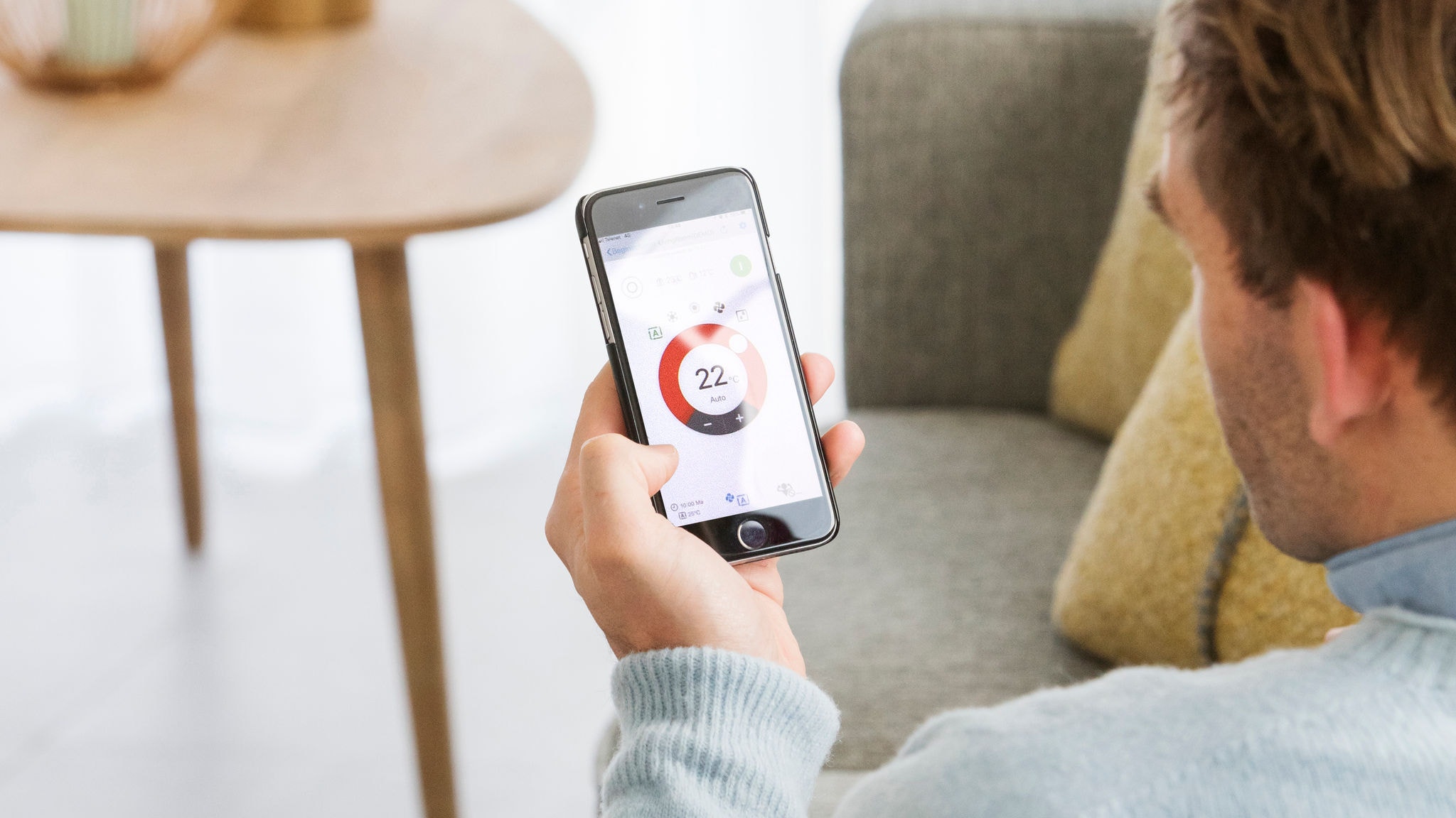 En mand, der bruger Onecta-appen på sin smartphone.