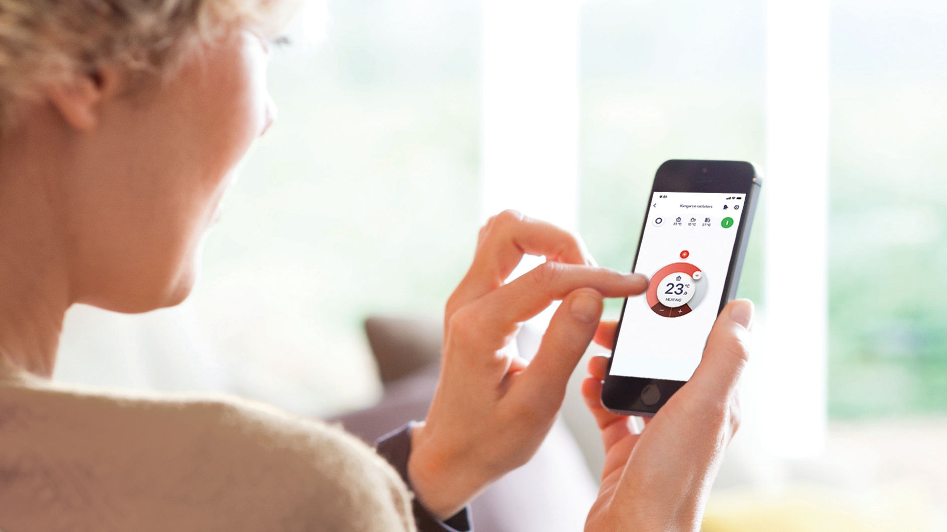 En kvinde bruger Onecta-appen på sin smartphone.
