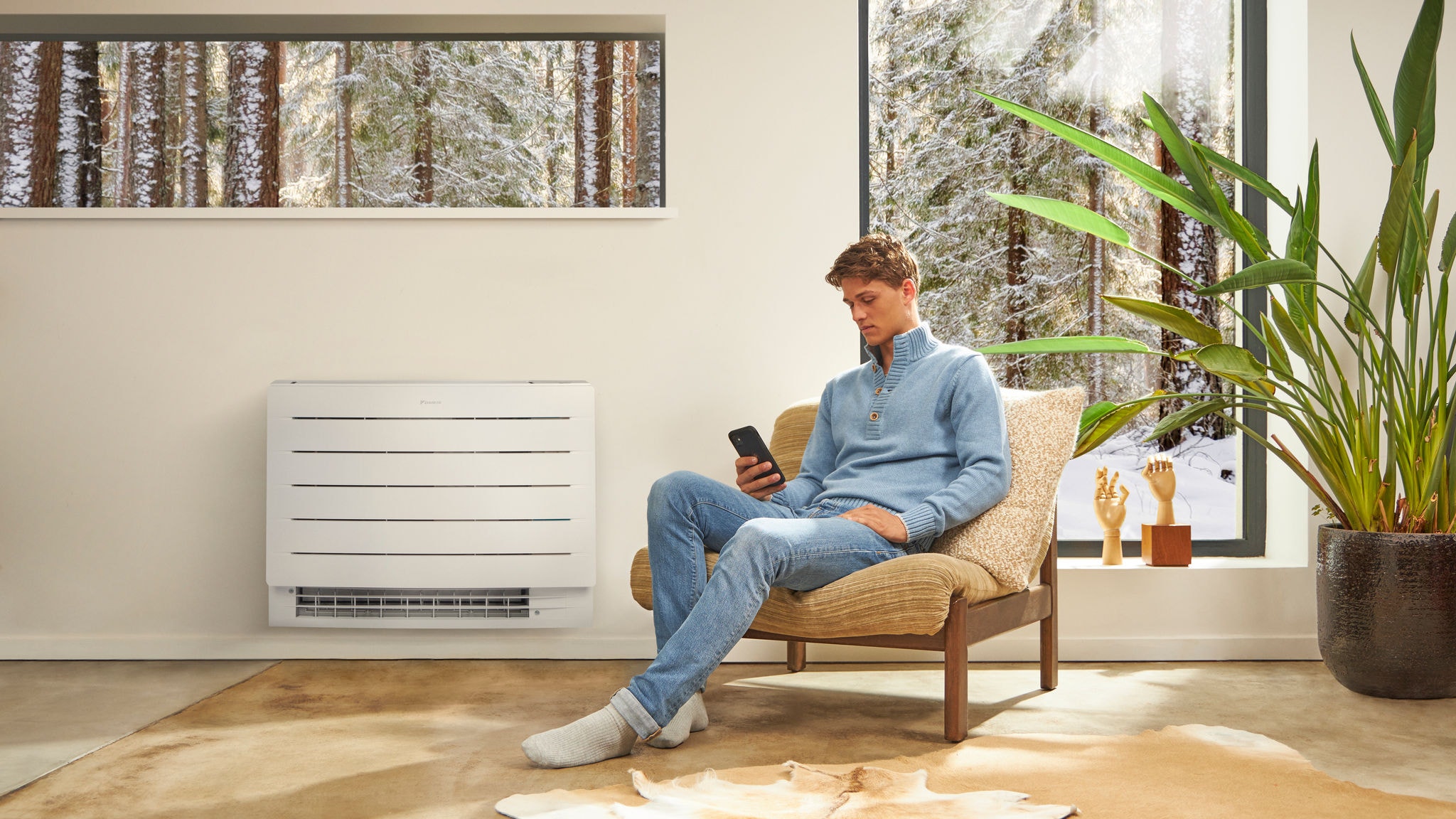 En mand kigger på forskellige ventilationsløsninger i det virtuelle oplevelsescenter på sin bærbare computer.