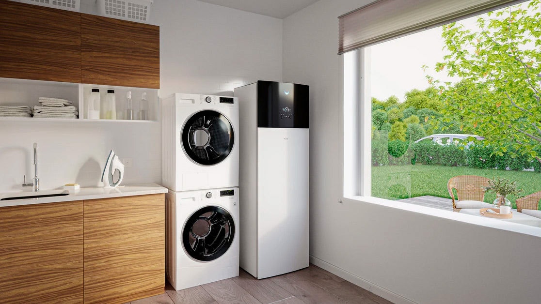 Varmepumpetank installeret i et bryggers