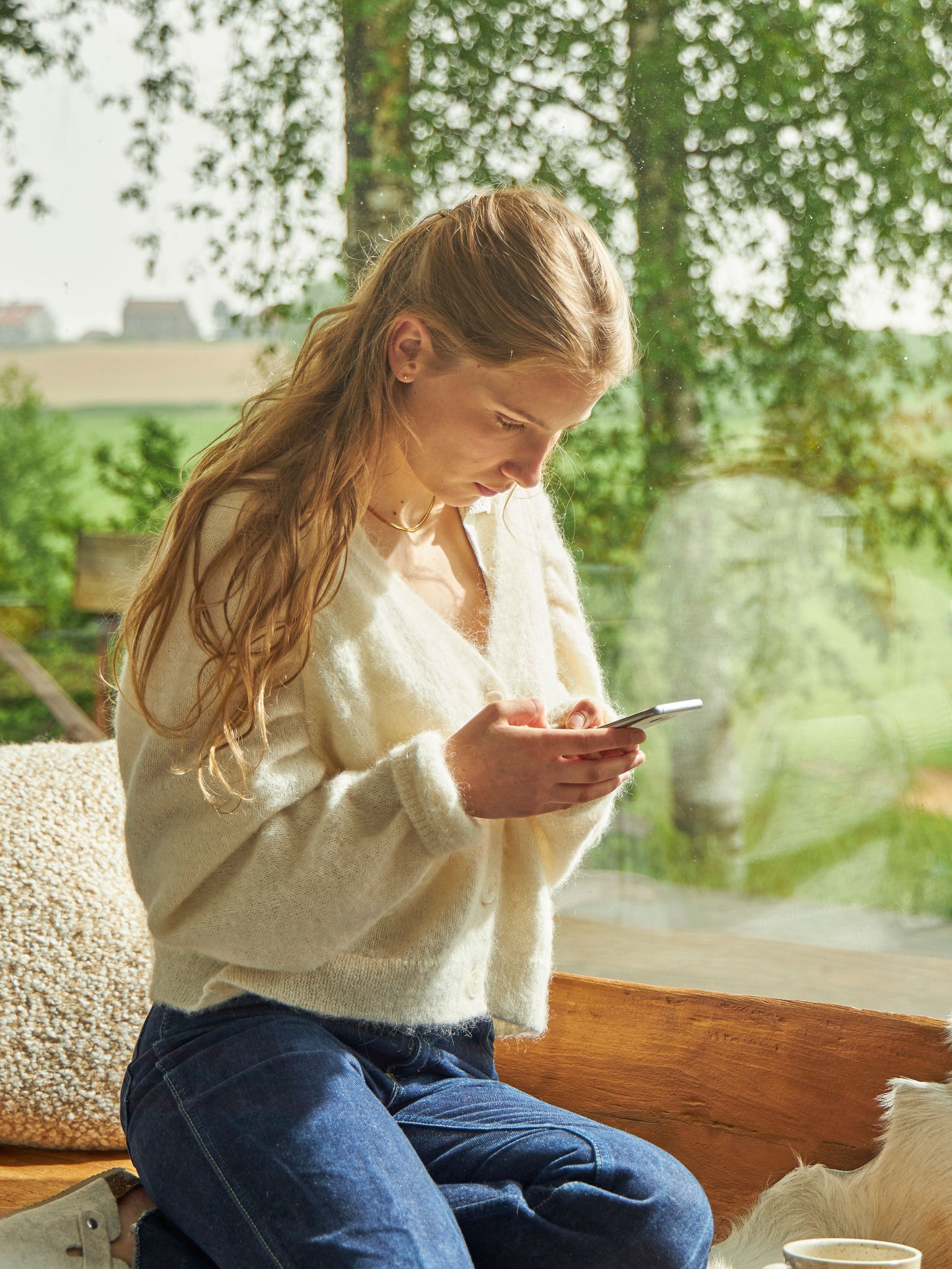 En kvinde taler i telefon i et ventileret rum