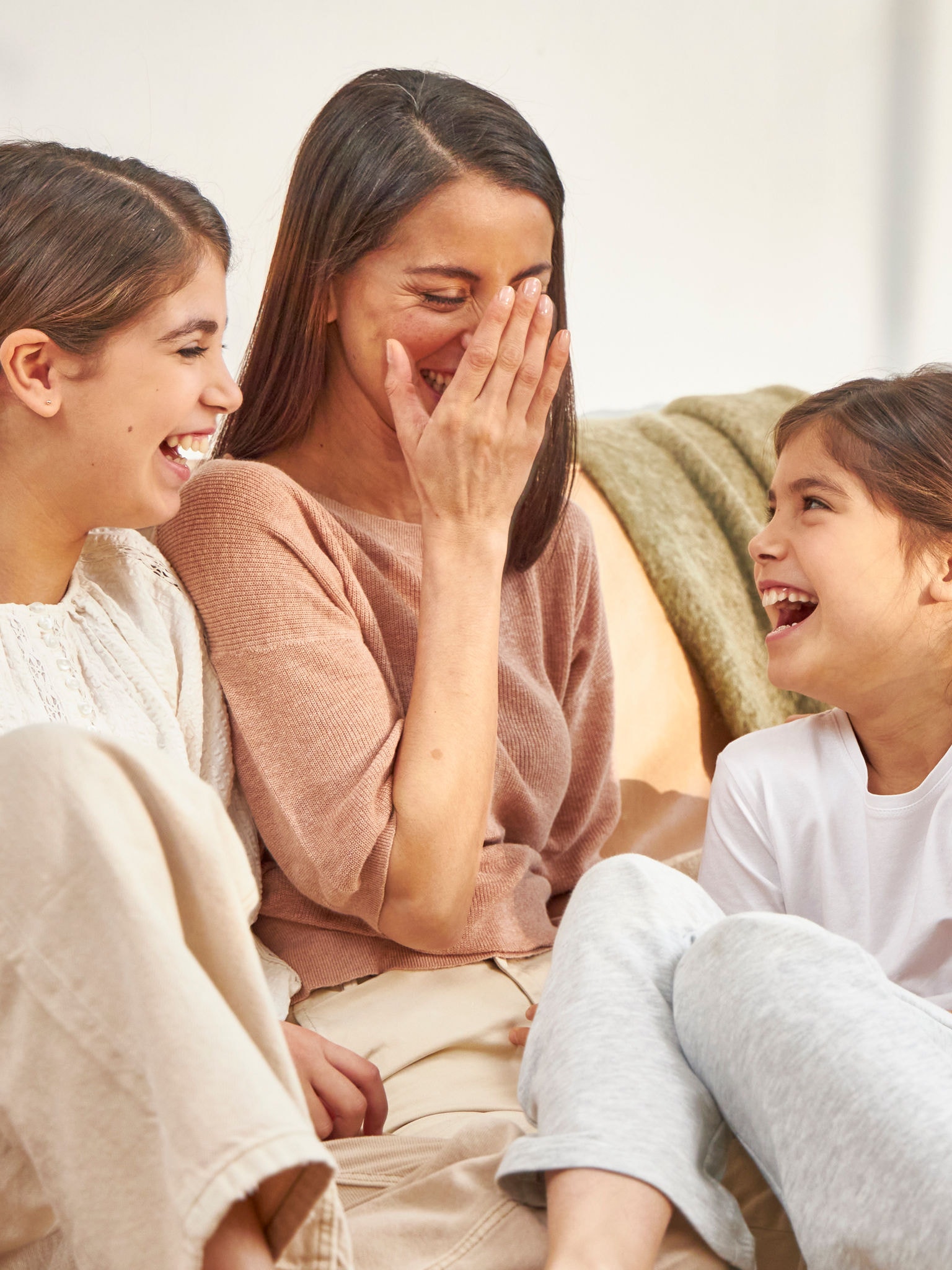 En mor og hendes døtre har det sjovt sammen i et perfekt opvarmet rum.