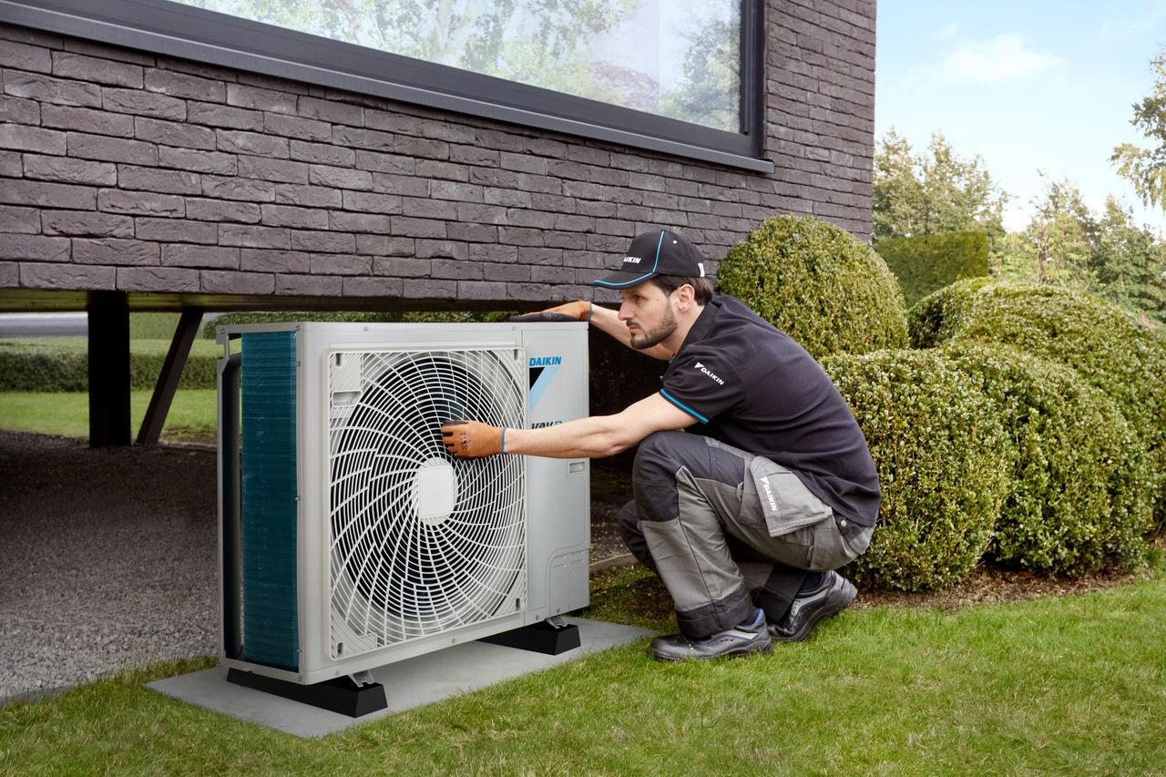 Tekniker servicerer Daikin-varmepumpe