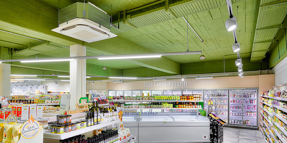 dagligvarebutik med HVAC-enhed i loftet