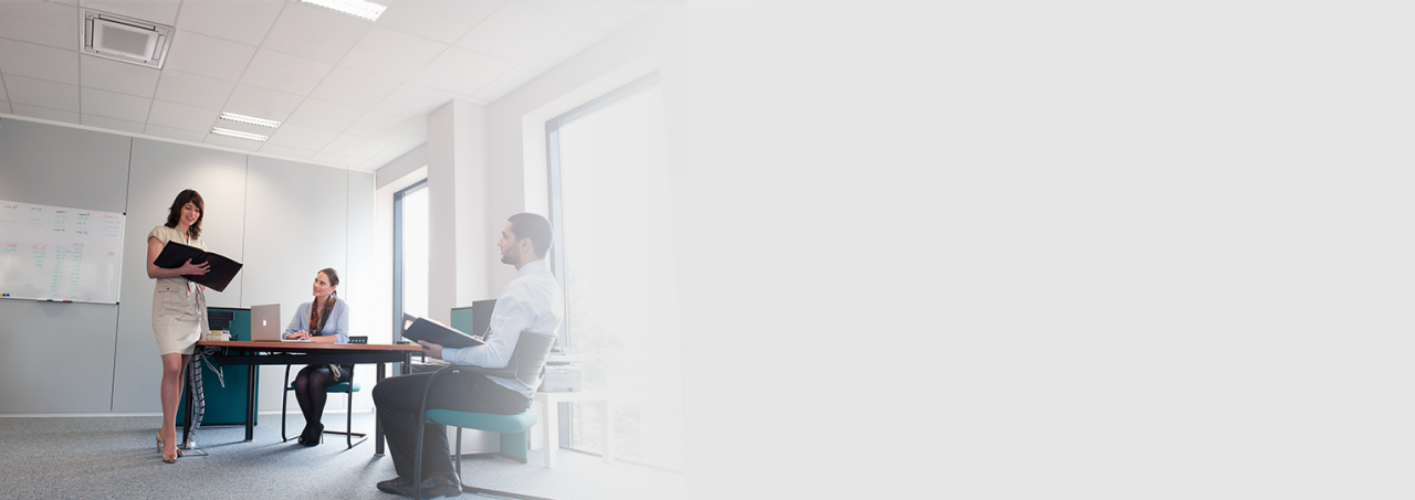 Tre personer i møde på kontoret