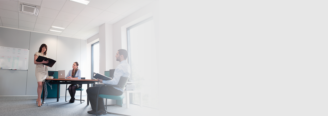 Tre personer i møde på kontoret