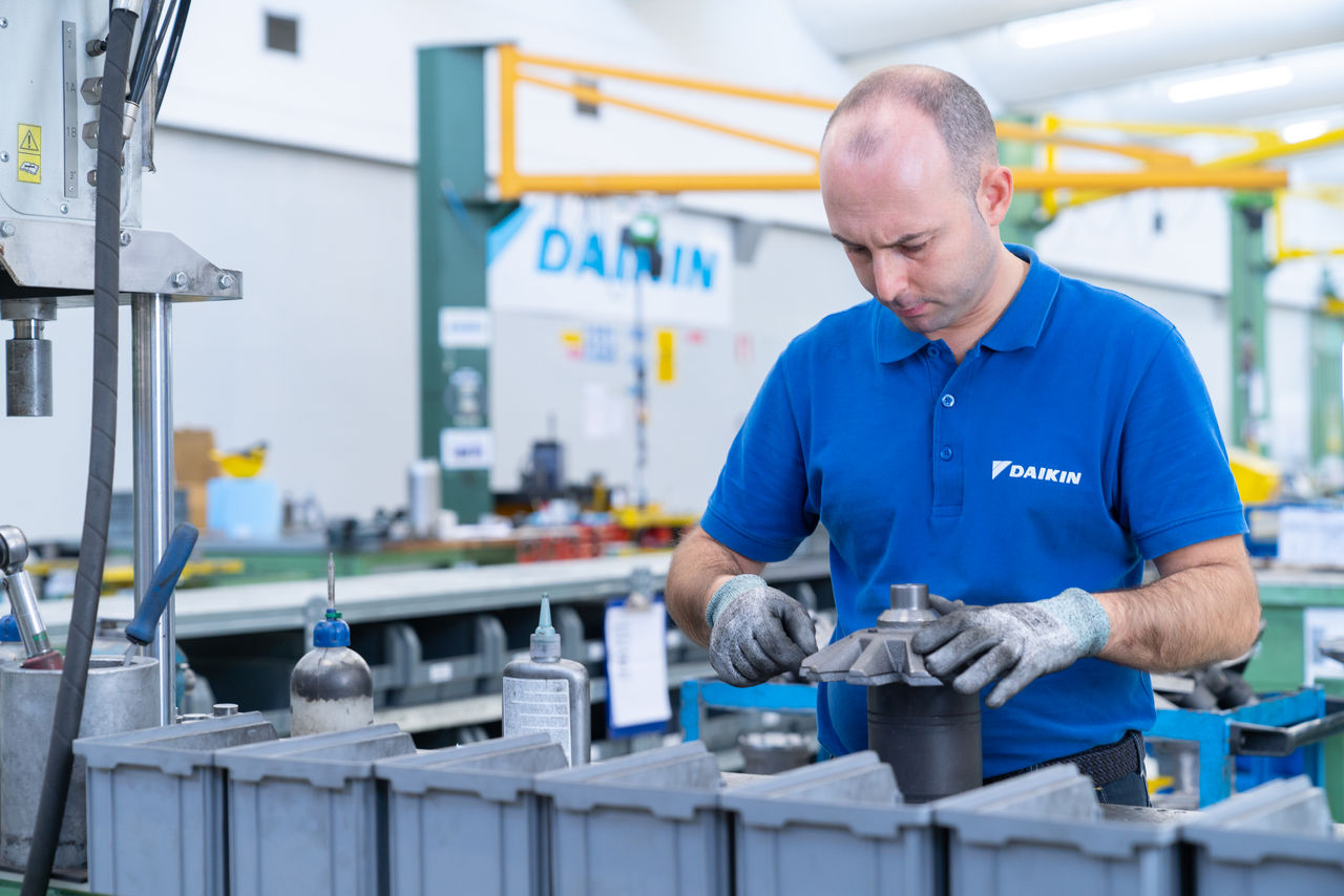 Mand der reparerer HVAC-dele
