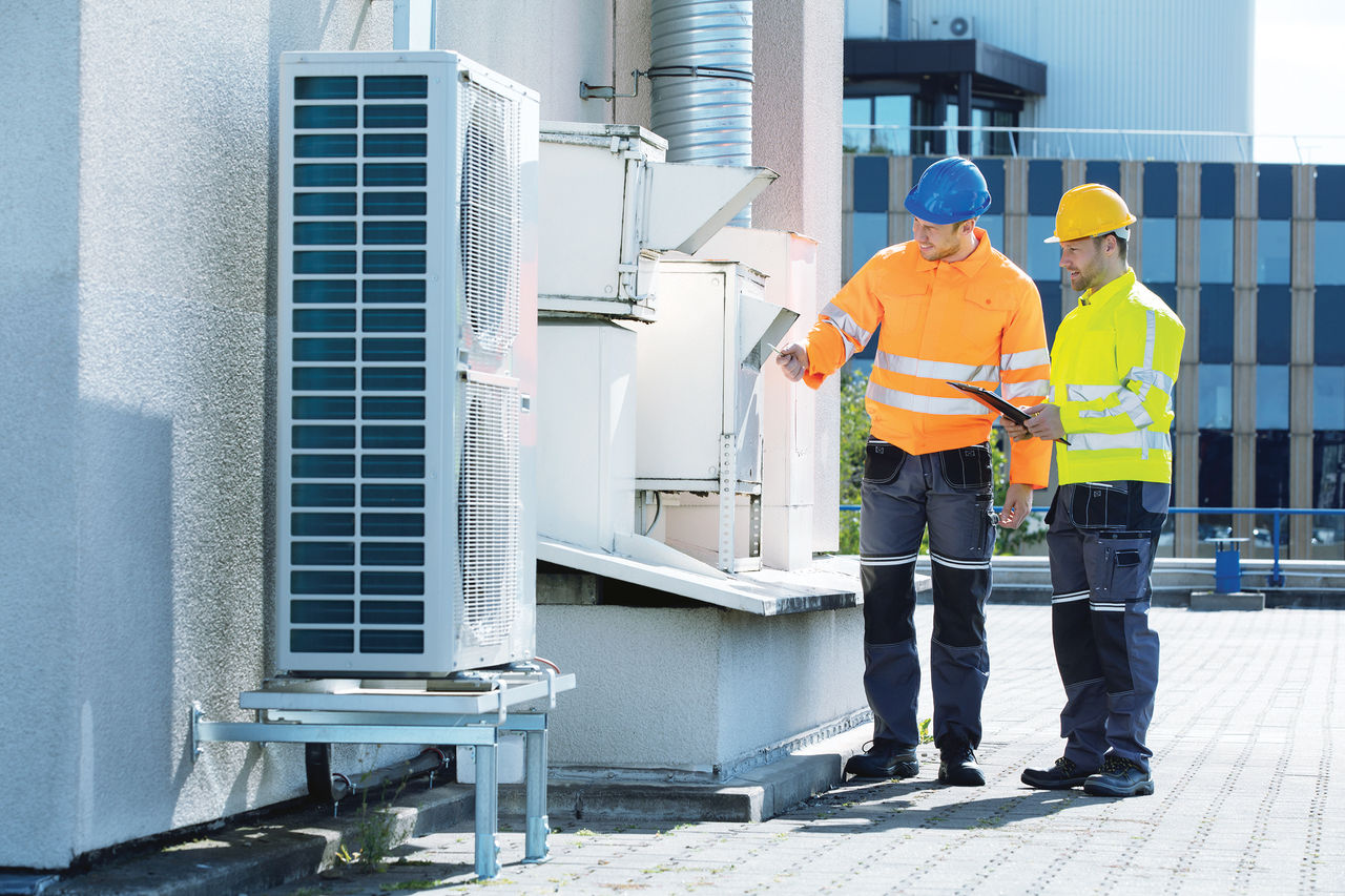 Mænd, der arbejder på HVAC